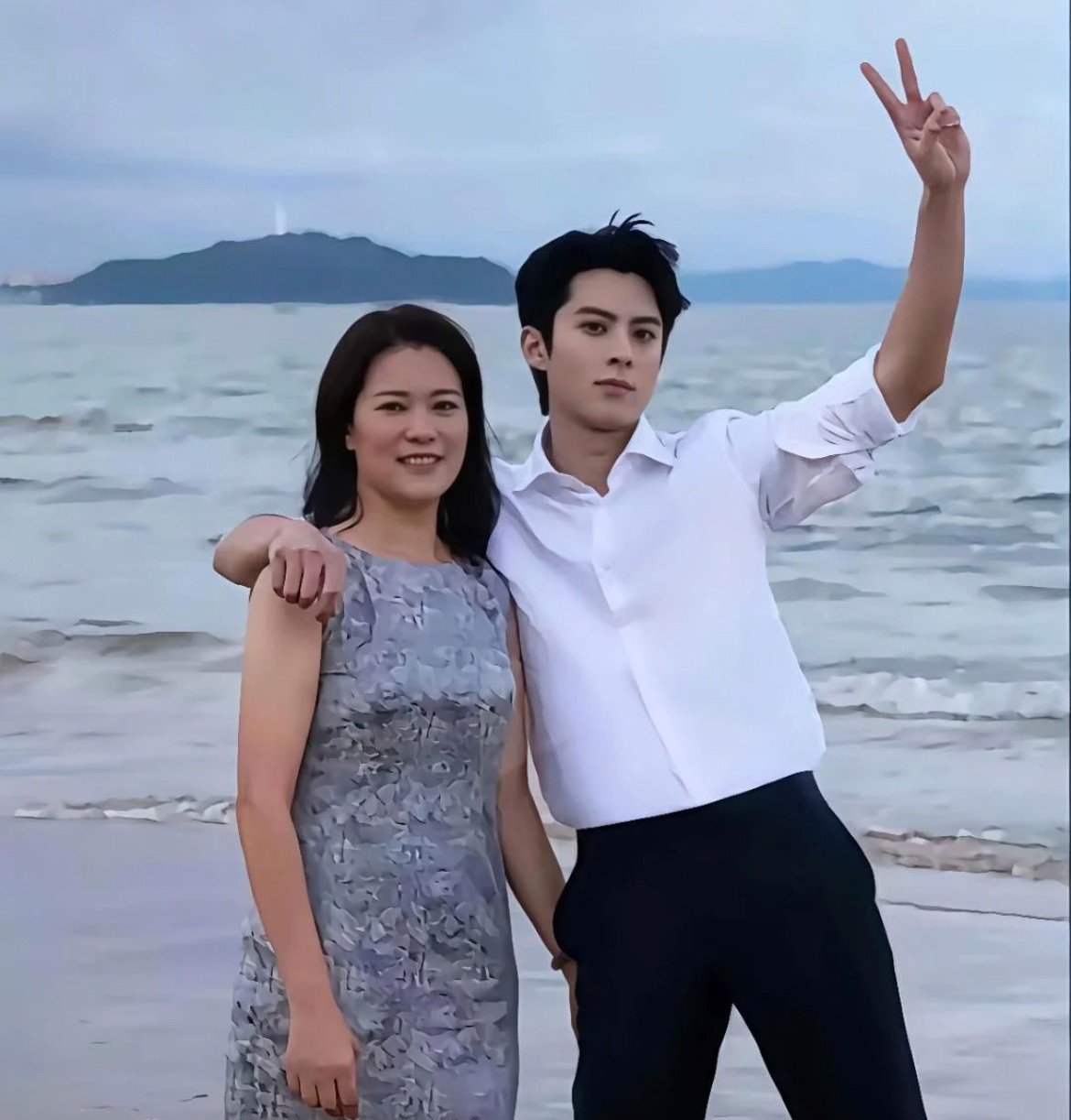 王鹤棣和妈妈在海边漫步，怎么一点都不像父母的？他好像不像爸爸妈妈，难道是隔代遗