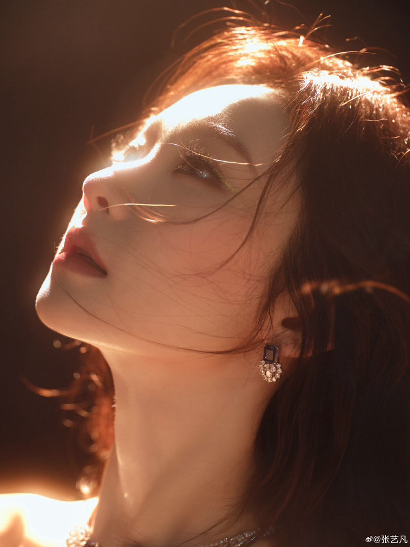 张艺凡鎏金女神降临张艺凡鎏金长裙氛围感张艺凡这是什么仙女下凡名场面！鎏金长裙穿