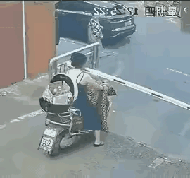 见过笨的，真没见过这么让人无语的笨，摔这一跤真不冤枉，说句不好听的，谁摊