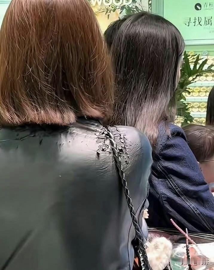 穿皮衣避坑：别让包包毁了质感一直觉得穿皮衣的人自带气场，酷飒又有...