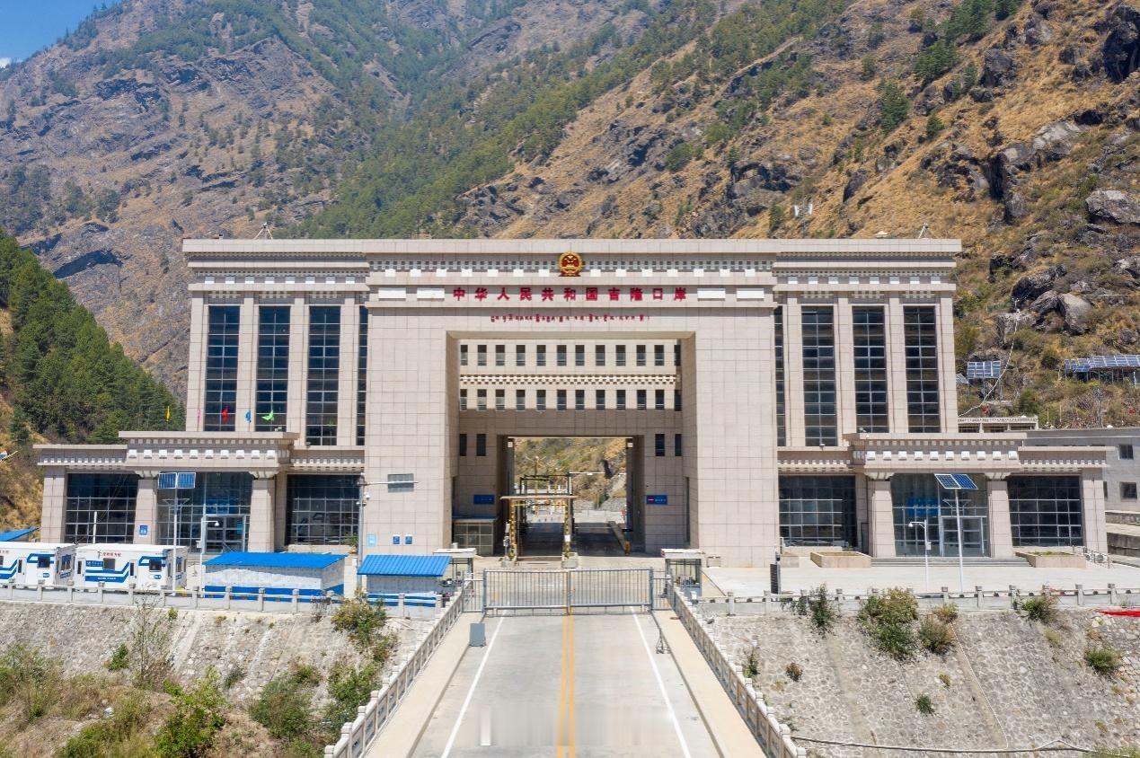第二轮比对，吉隆口岸联检大楼门口的那个堆石护坡面，应该就是尼泊尔直升机俯瞰的那个