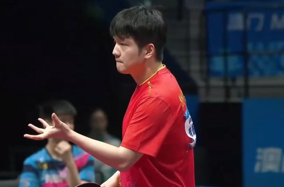 为何樊振东今天打的这么差？从这个发球看出来了！东哥第一局0:7开局，虽然