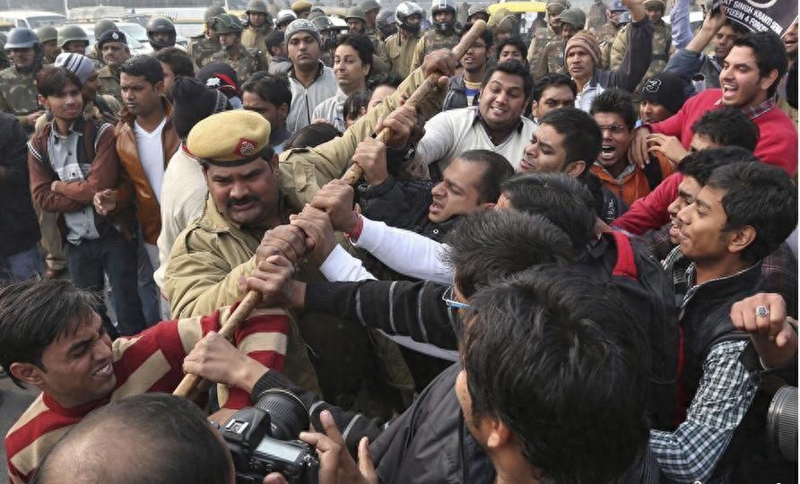 沉默一天后，印度爆发混乱，莫迪扛不住了：就伊朗军舰发声！3月4日凌晨的一场海