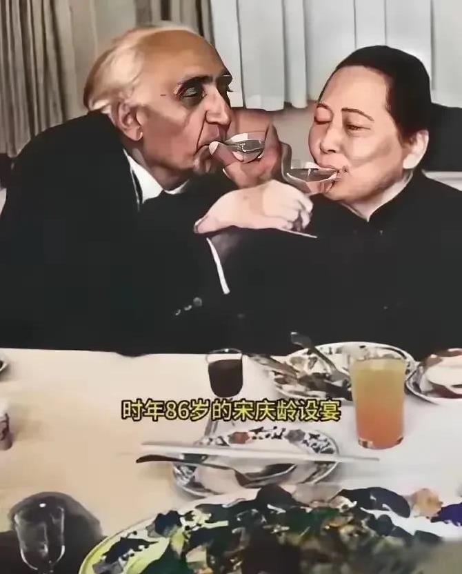 这是1979年，宋庆龄与马海德医生的合影照。当时宋庆龄86岁，马海德医生70岁