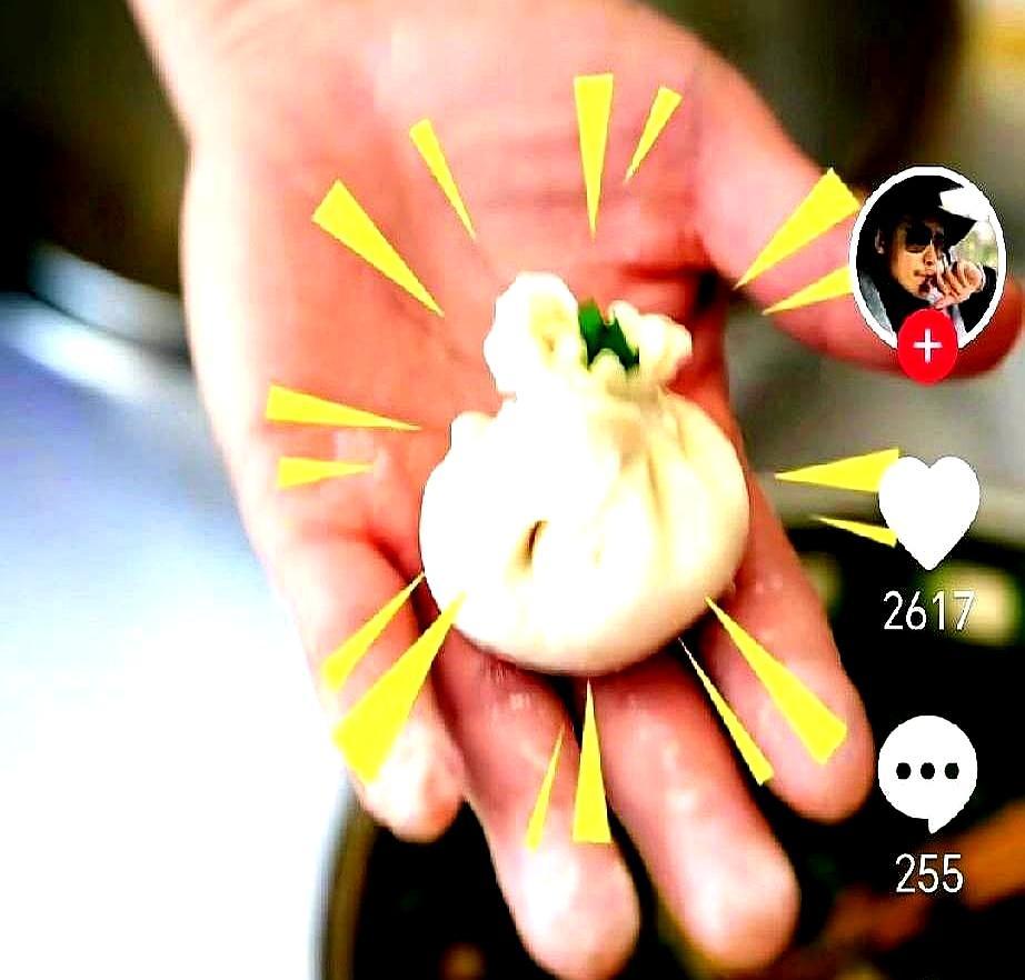 都说董璇嫁亏了，她妈也直摇头。直到饭桌上，小11岁的张维伊喊了小酒窝一声，老太太