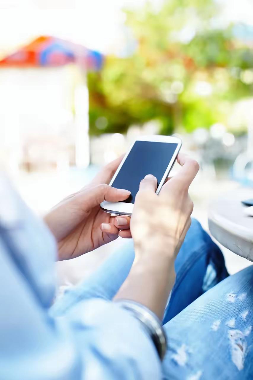 北京，女子前脚刚和同事说完要去海南过年，后脚手机上就出现了海南旅游的推送，她怀疑