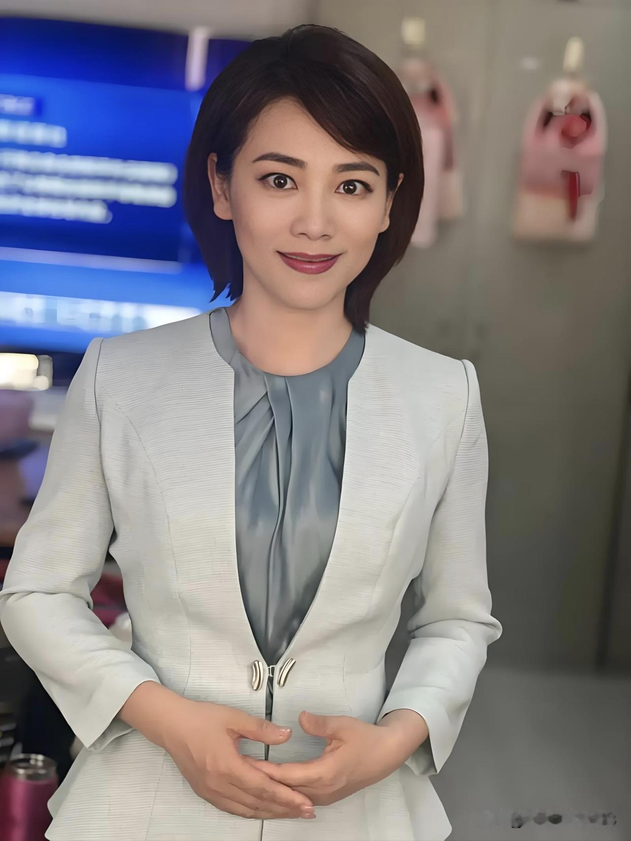 劳春燕，央视知性主播。从绍兴才女到《焦点访谈》，她以智慧解读时代，用从容诠释新闻