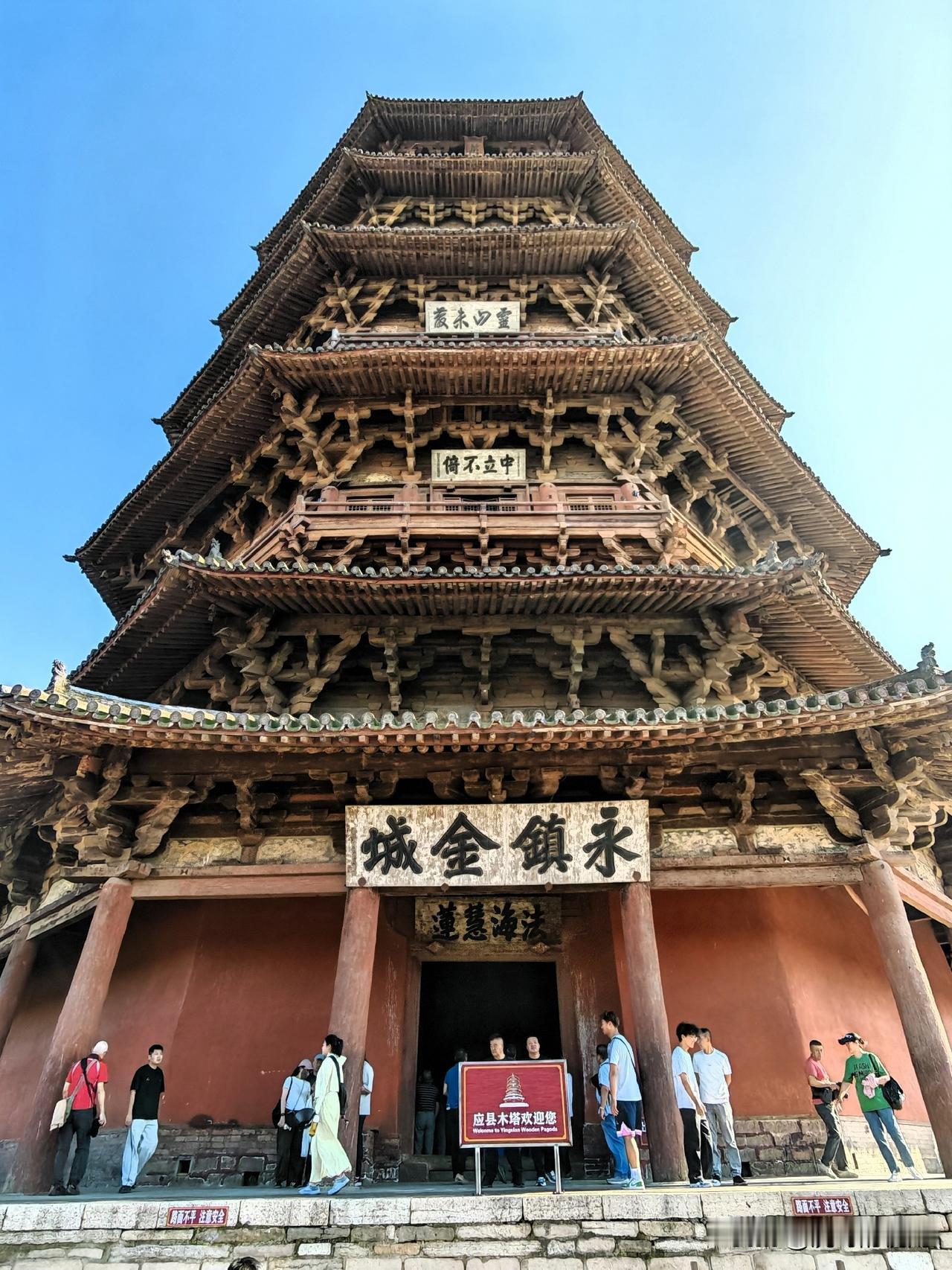 我这次走过的半个山西境内，不少地市与县城似乎都在大兴土木复建古城，大抵都想复刻平