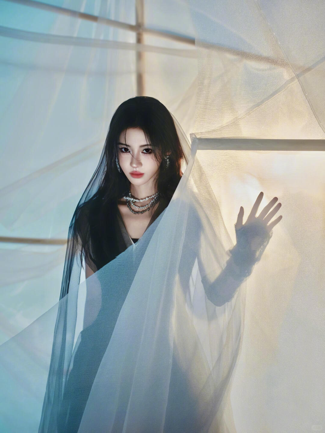 鞠婧祎想收信被保安拦住一步三回头关注粉丝，重视每一份心意，长相精致又真诚，这样