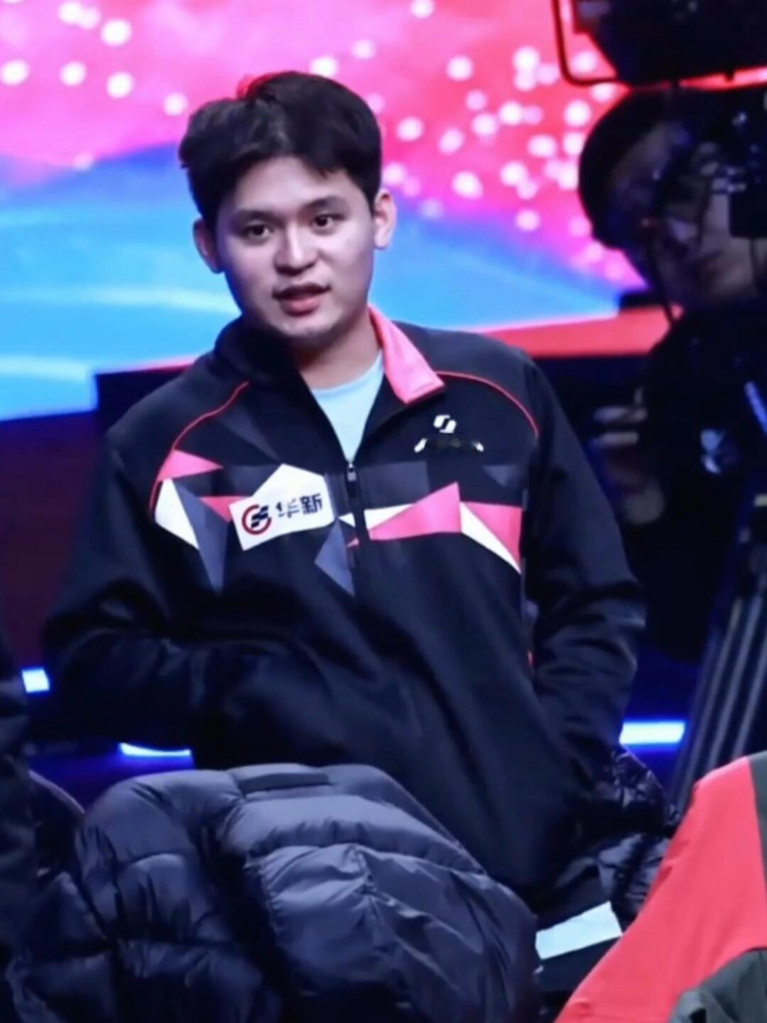 林诗栋没有上场，但是在比赛现场为队友加油，因为受伤，养伤观战，休养第一！乒超比