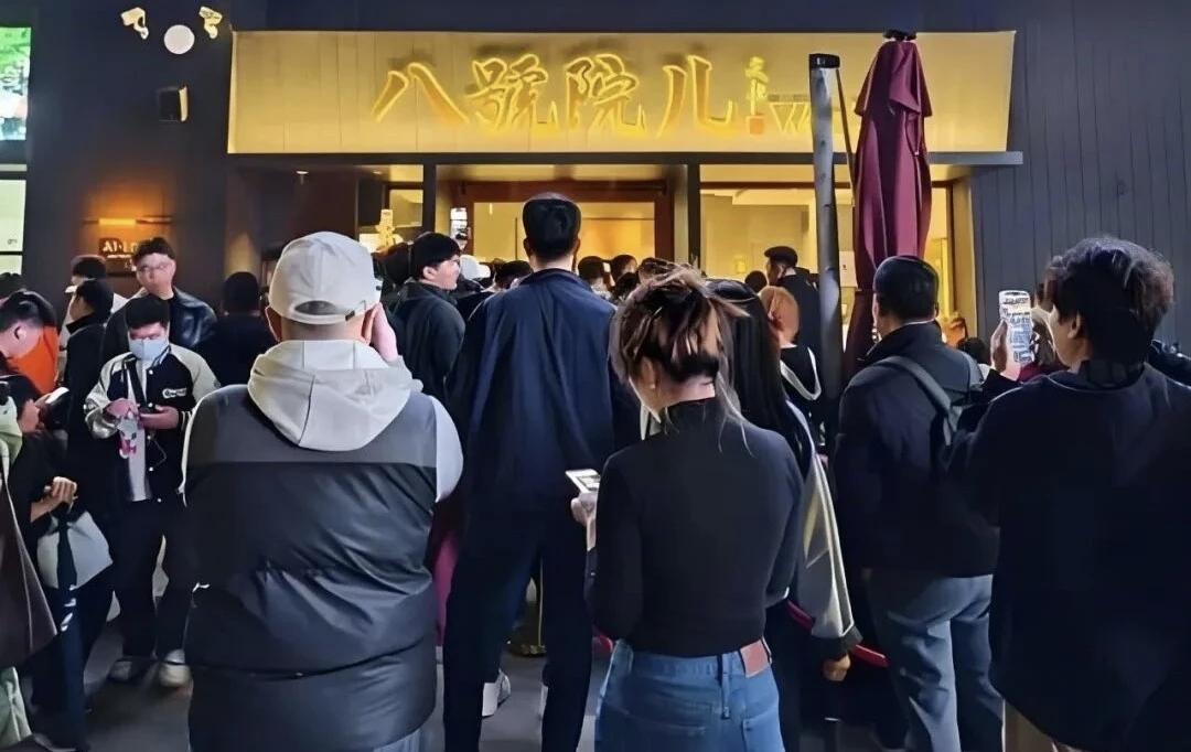 文章现在顺极了！开完面馆，新酒吧也开业了……他说，只为有个吃饭喝酒的地儿。