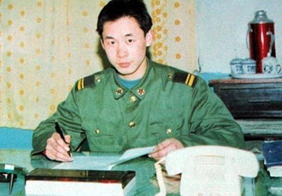 1995年，19岁的解放军梁强回家探亲，途中发现大巴车司机违规加油，上前阻止反被