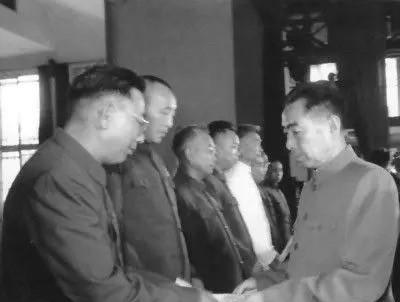 1955年9月，周恩来总理向许光达颁发大将军衔命令状的场景。许光达作为装甲兵首任