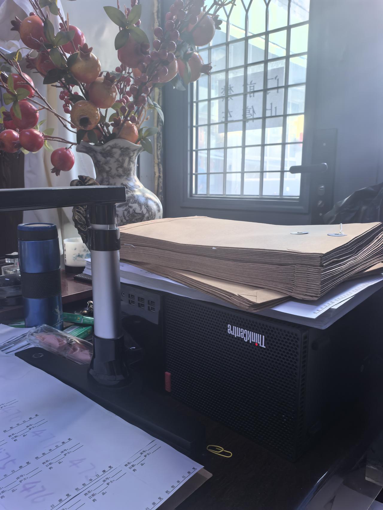 这是办公室，前脚刚刚离开，有一个男子就进屋了。手里拿着档案袋。“不好意思，你