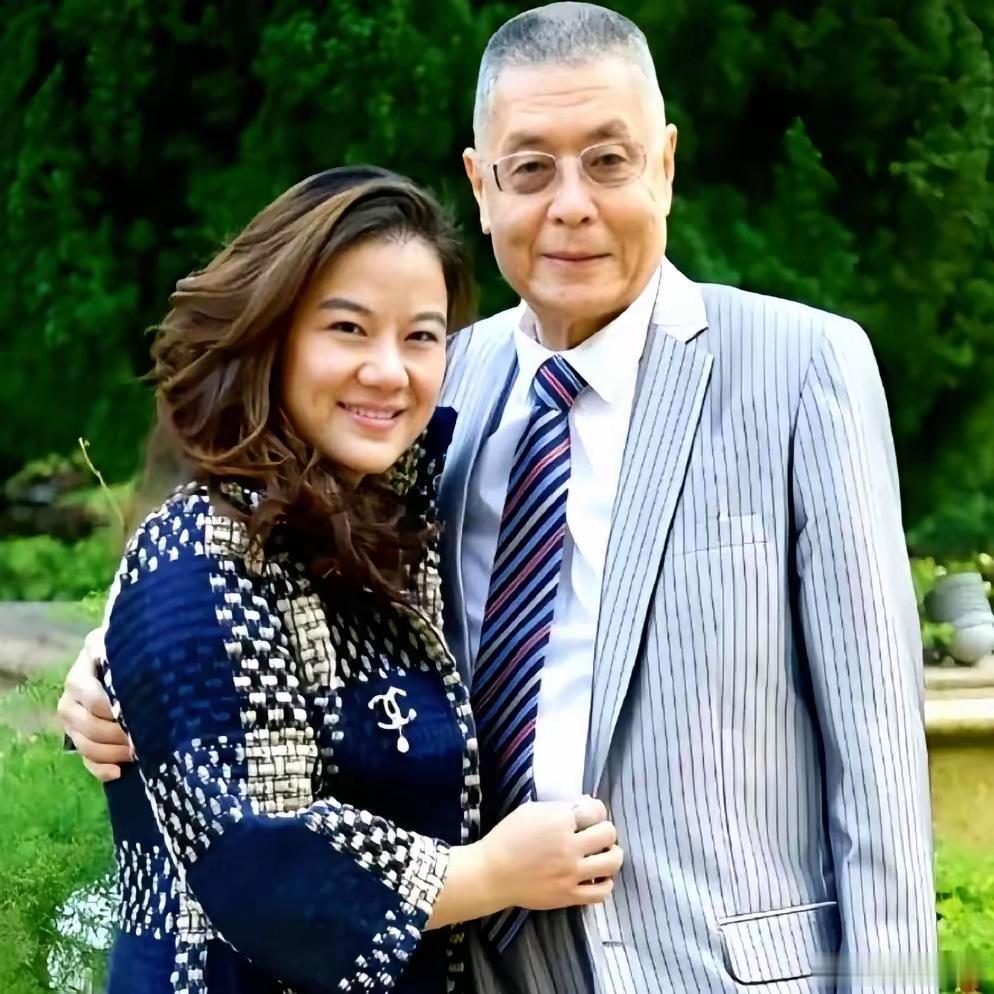 87岁刘诗昆和小37岁的妻子住在豪宅里，夫妻俩原本打算丁克，却意外迎来一双儿女。