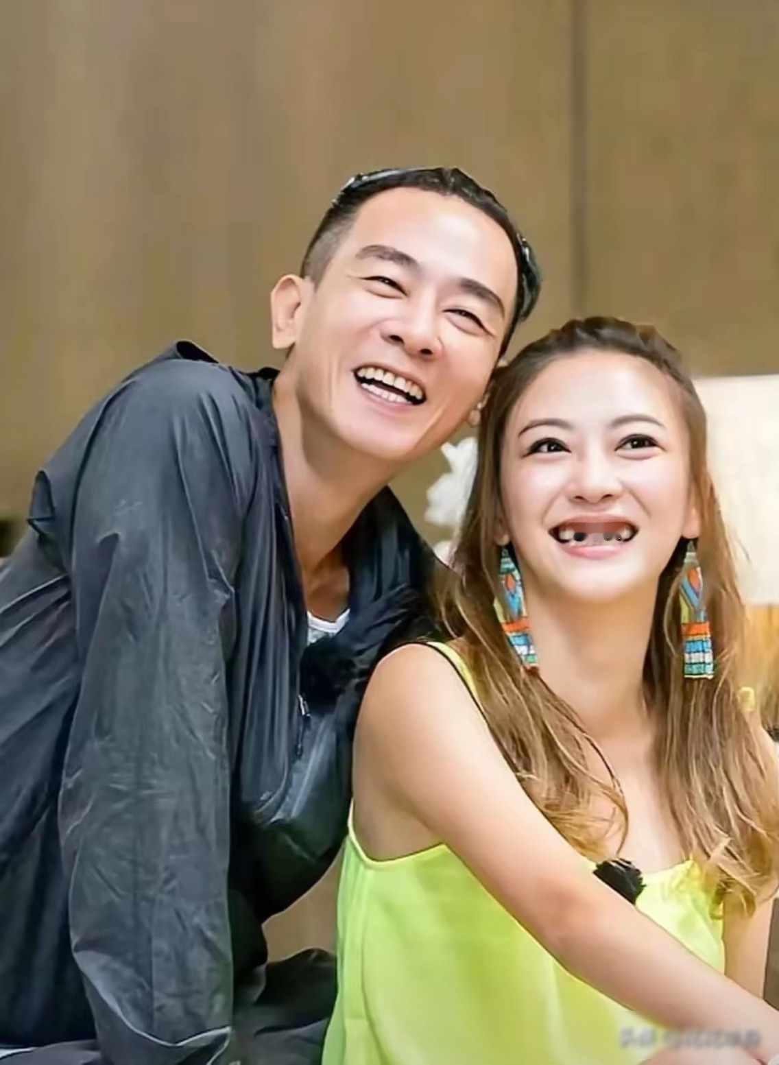 娶妻果真要娶贤！不信你看陈小春，应采儿执意要搬来上海，不是离不开陈小春，更是为了