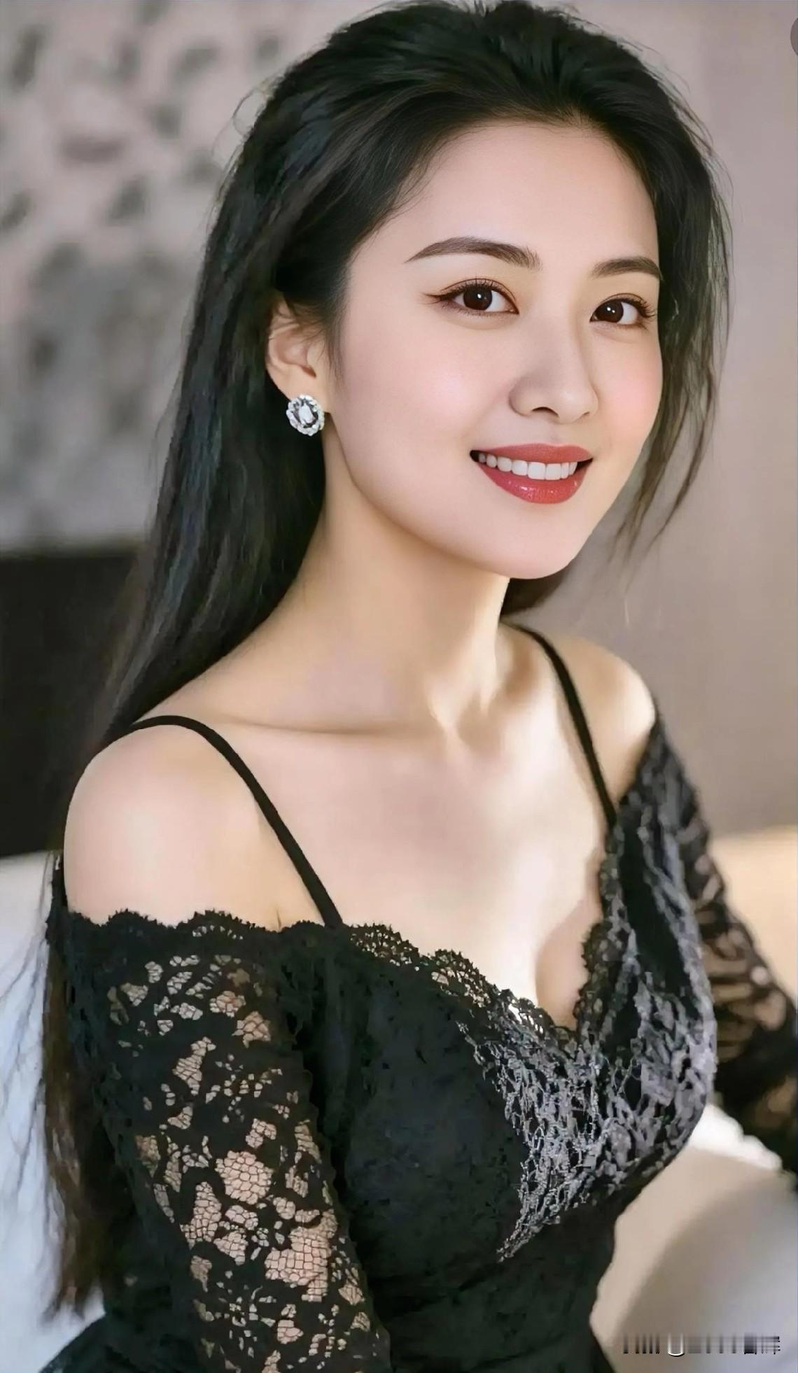 黑蕾丝轻垂，露肩含笑，温柔在光影里静绽。