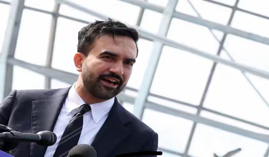 美国纽约市最近真是炸开了锅新市长马姆达尼刚上任就摊上大事了共和党那帮人居然