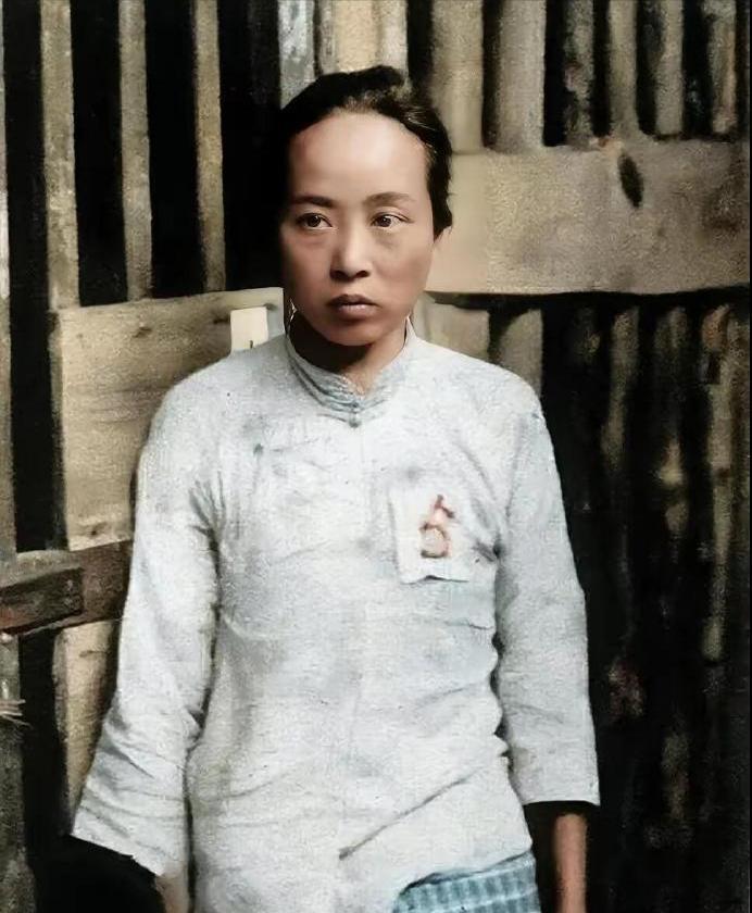 她其实还很年轻，日寇档案记录是25岁。然而，在酷刑折磨下，她看上去十分苍老，憔悴