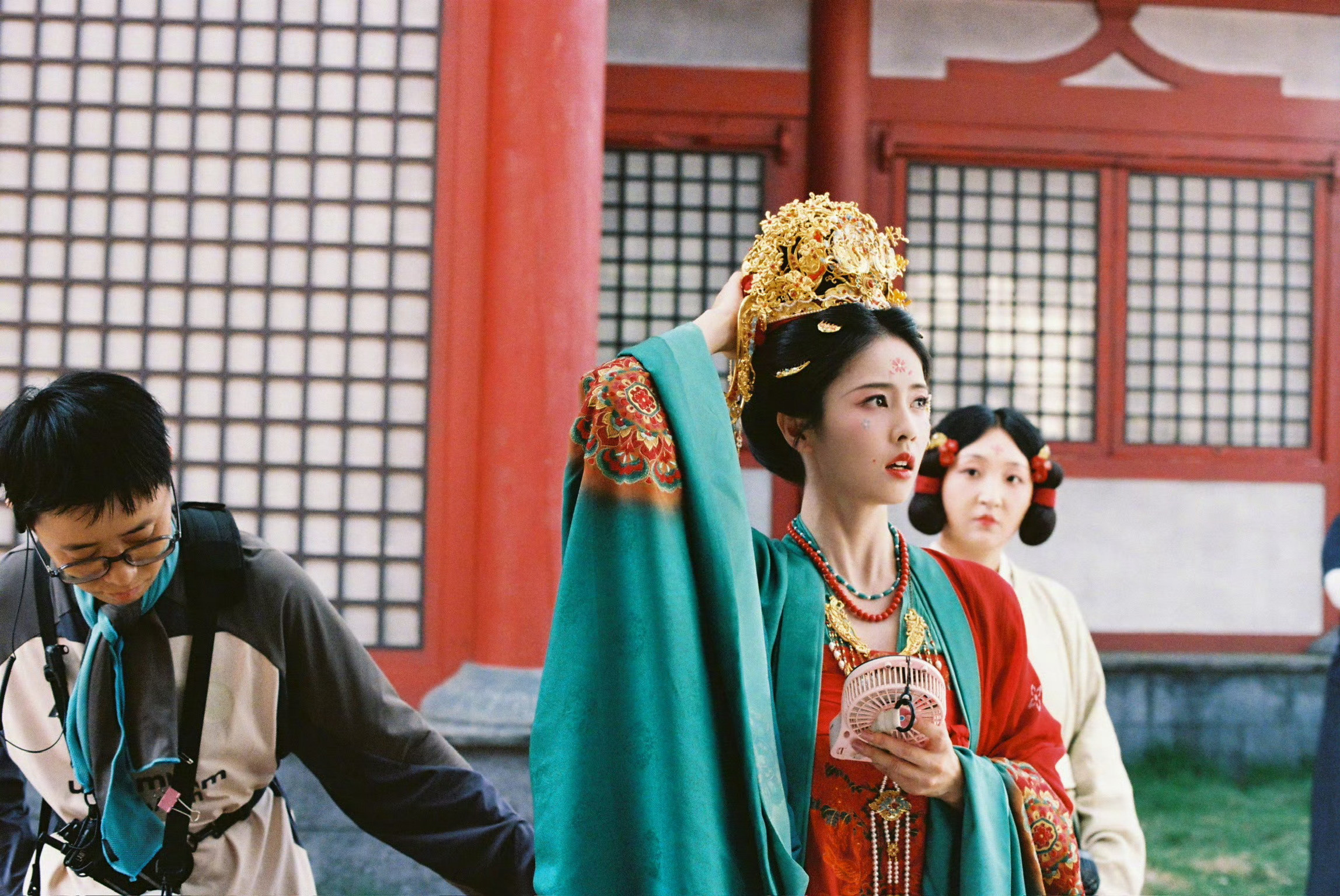 璃王的梨妃，在叶璃面前哭哭哭，离了叶璃就咔咔乱杀。璃王的晰妃，在叶璃面前嘤嘤嘤，