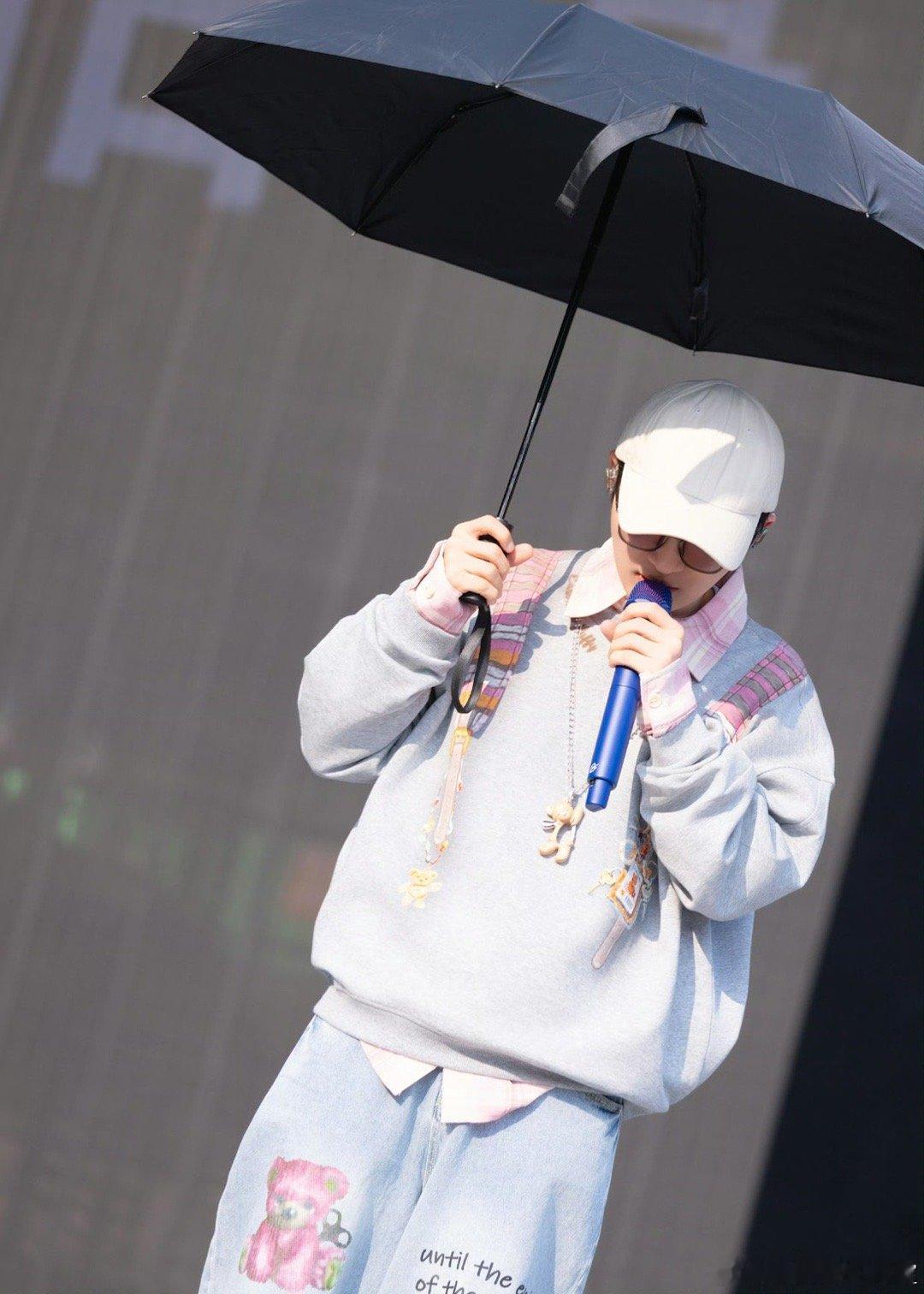 周深清唱富士山下“拦路雨偏似雪花……”当这几句清唱从周深口中流出时，鸡皮疙瘩