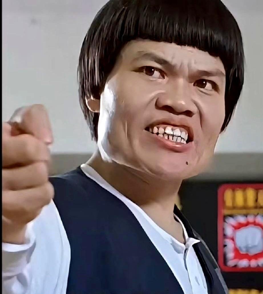 几十号人杀进会所，当面质问刘青云：“拍我，问过我吗？”当时刘青云并非在拍《窃听3》，是在为《毒‧誡》