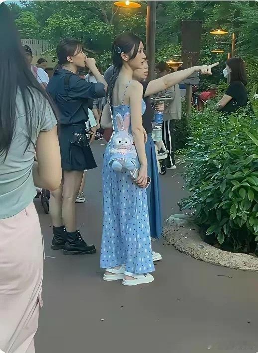 原来毛晓彤现实里也这样普通