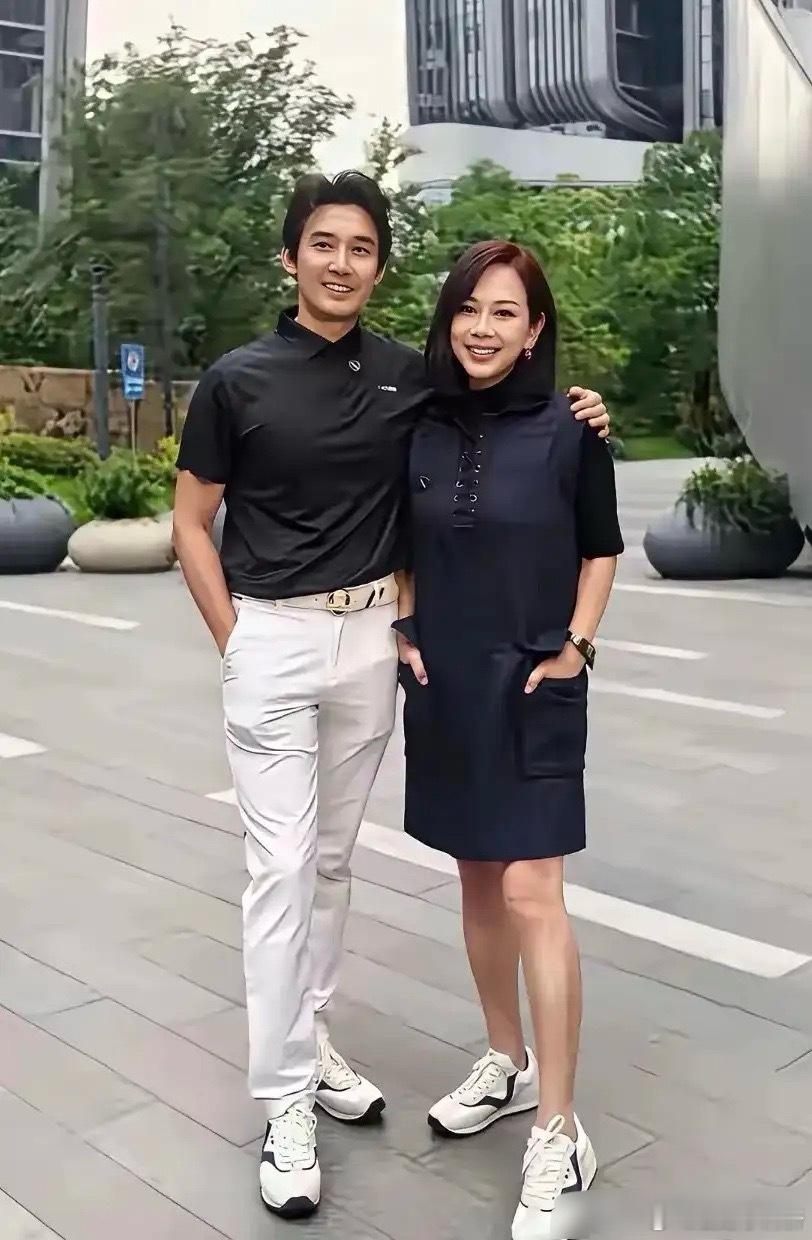 这对姐弟恋看着好接地气，一点年龄感都没有。陈松伶留着齐肩的短发，穿一条藏蓝色连衣