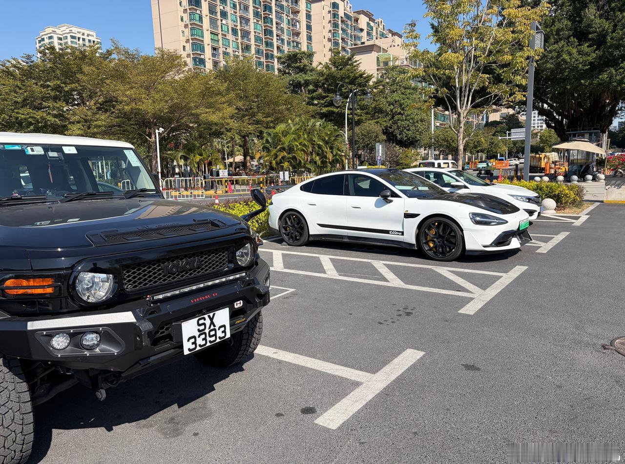 不敢想象前面那辆小米有多羡慕旁边丰田的车牌新能源车牌为什么是渐变绿色​​​