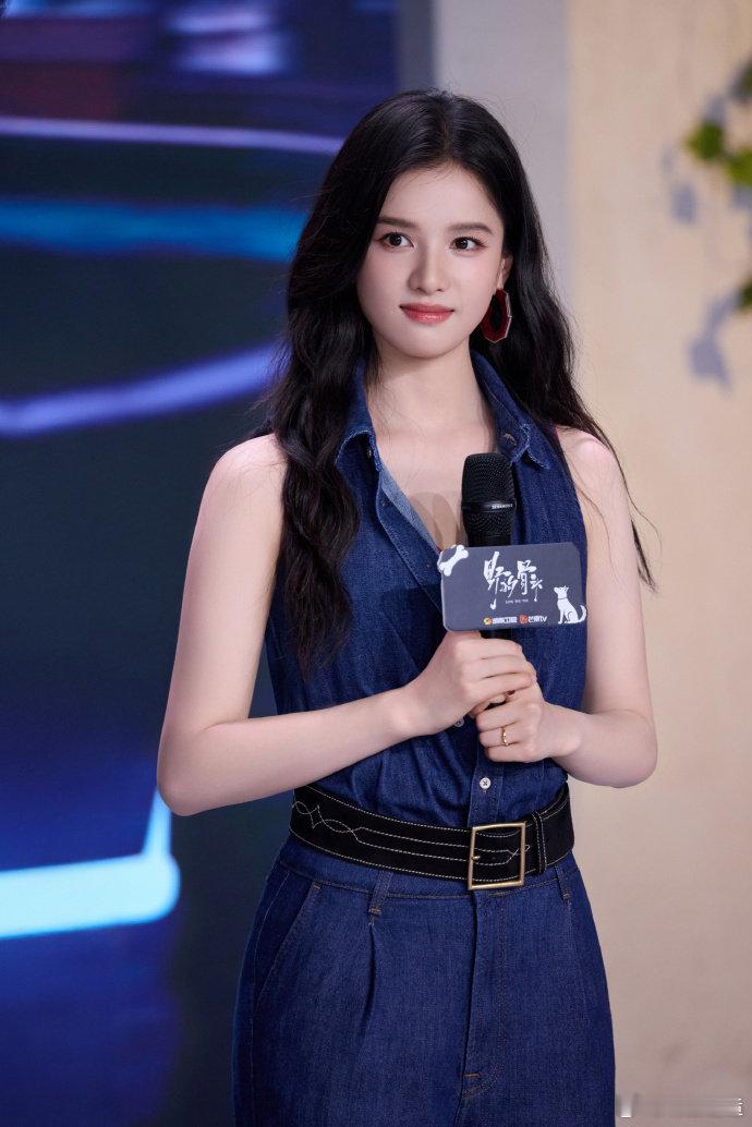 张婧仪超级无敌适合港风造型！以后就多往这方面打扮！
