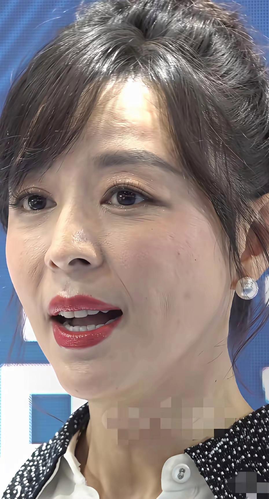 张静初的怼脸拍：妆容精致，发型利落，眉若墨化，眼如秋水，唇似丹霞，双腮染赤，虽眼