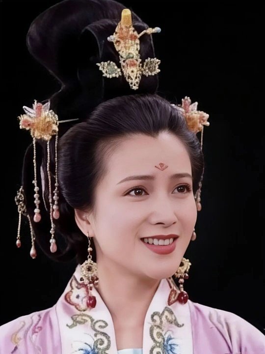 张纪中悼念何晴张纪中的长文悼念满是导演对演员的惺惺相惜与行业情怀，格外动人！他既