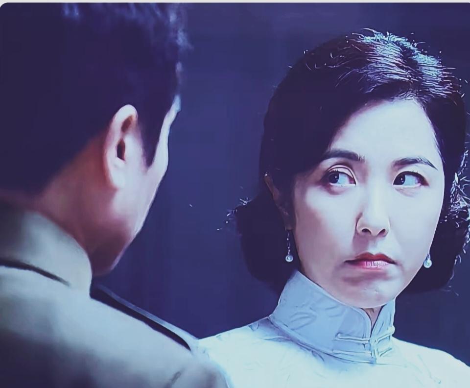 最近挺火的谍战剧《沉默的荣耀》曾黎演的吴石将军夫人！曾黎的面部表情僵硬！演技粗劣