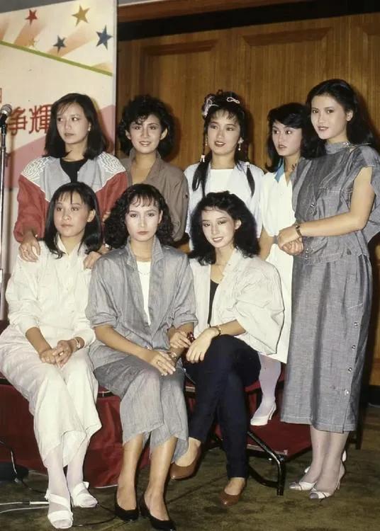要说当年TVB美女如云、神仙打架的盛况如何，从两张“翡翠八美”的照片中可有所了解