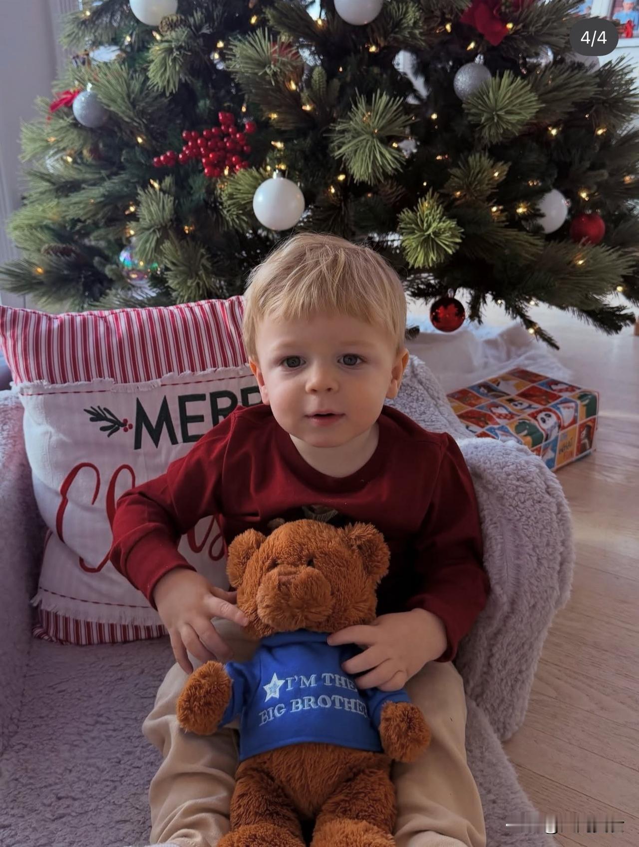 白宫发言人卡罗琳·莱维特刚刚宣布她怀孕了，怀的是个女孩，预产期在2026年5月。