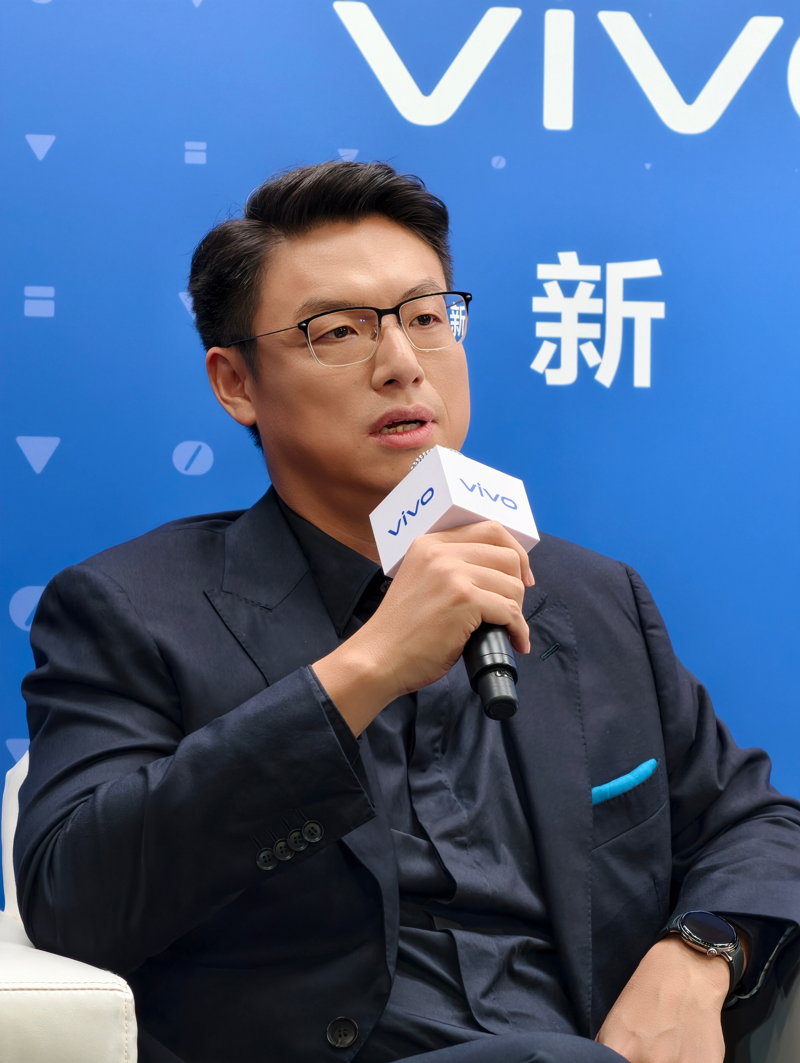 vivoX300系列以“蔡司影像大小王”为核心发布亮点，产品规划精准踩中了特定