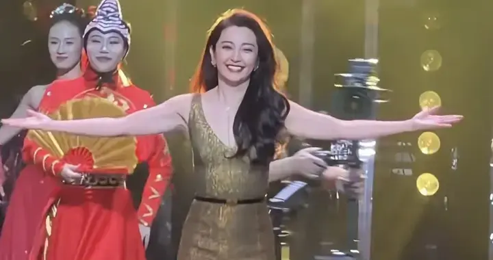 李冰冰亮相欧莱雅春晚活动，胳膊松弛显小肚腩，同框状态逊色周涛