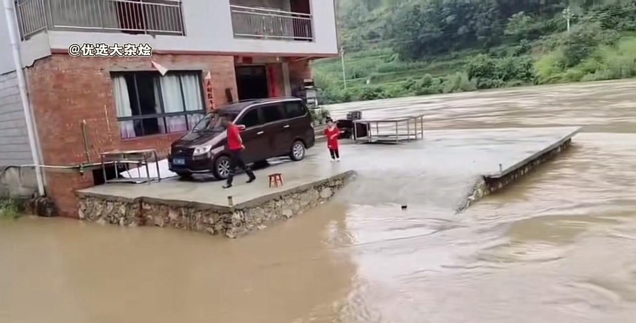 都反对农村盖房子抬高地基，搞得就跟周边基础设施很完善一样，照本宣科、想当然式的推