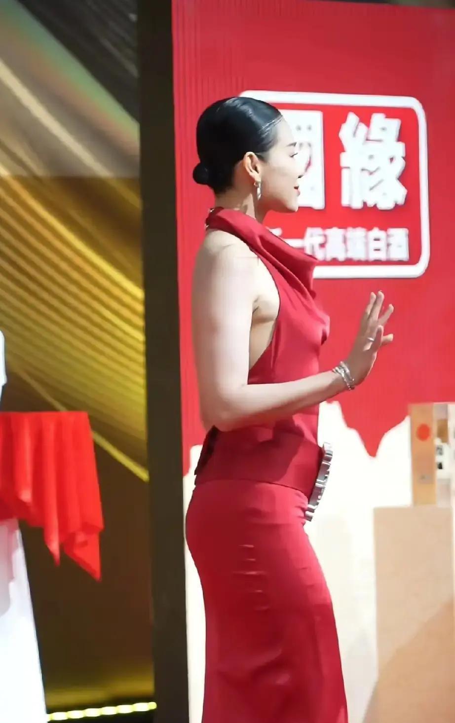 胡杏儿红毯肌肉被喷“太壮”？挂脖黑裙才是隐形杀手。时尚专家撕开真相：挂脖设计