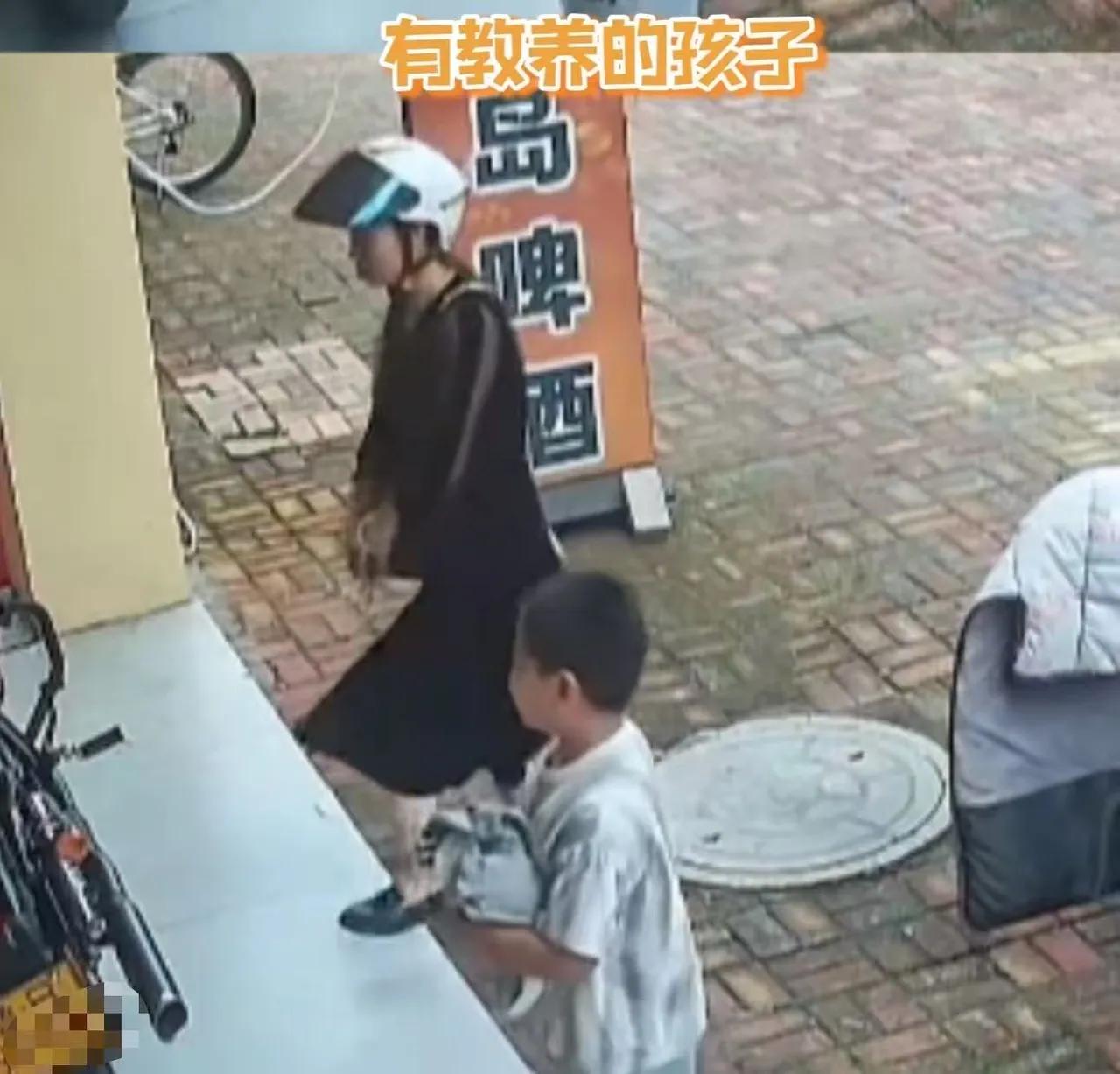 这个妈妈给全网的父母上了一课！妈妈带着孩子路过一家门口放着摩托车的店，孩子非常喜