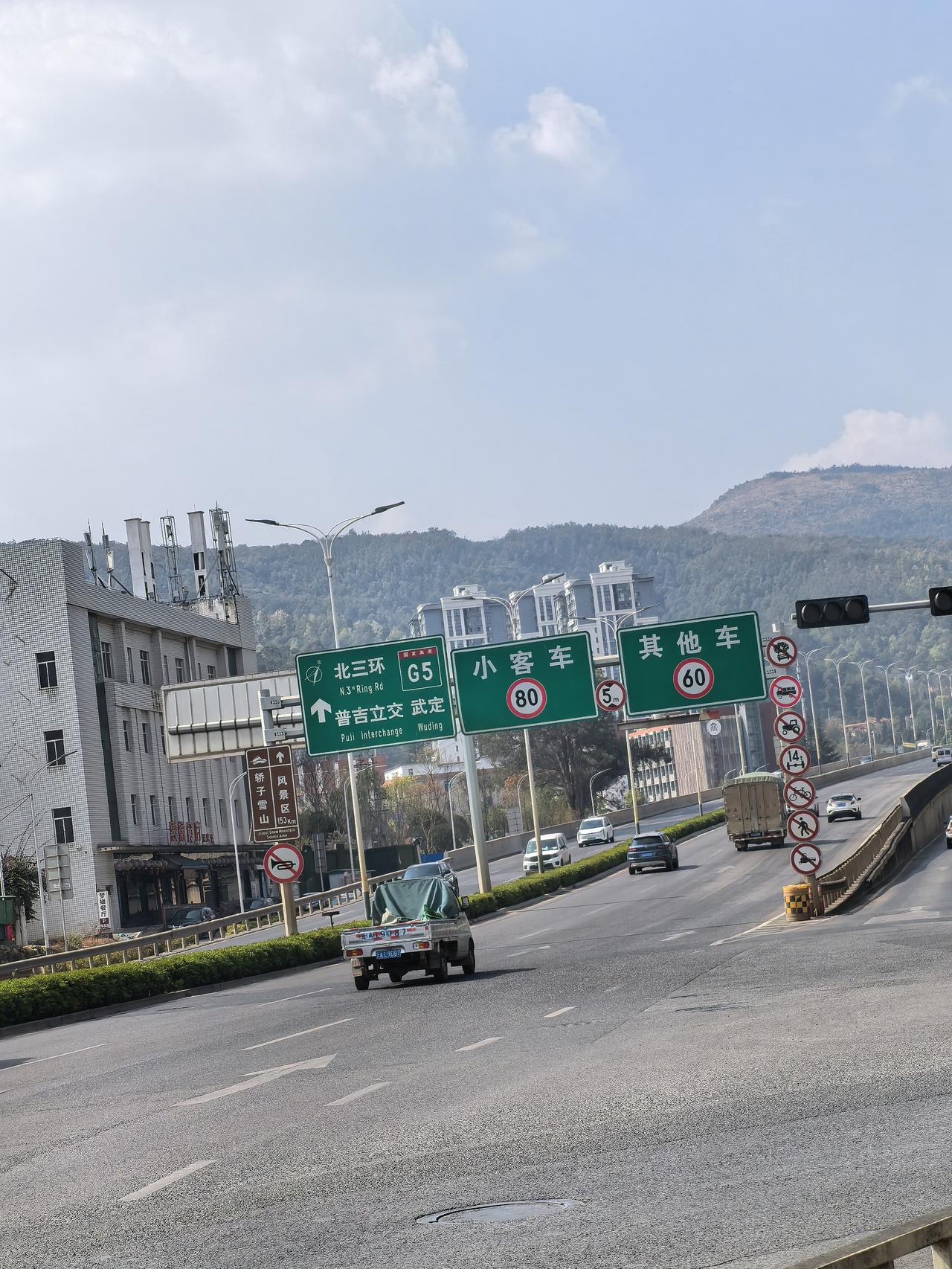 原来这条路也是昆明的北三环的一部分有一段叫北辰大道，而靠近世博园一段叫园博路，