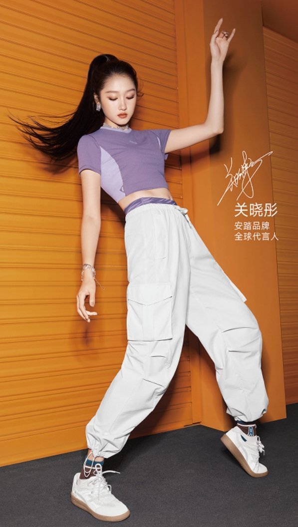 关晓彤最新一期安踏宣传图可盐可甜