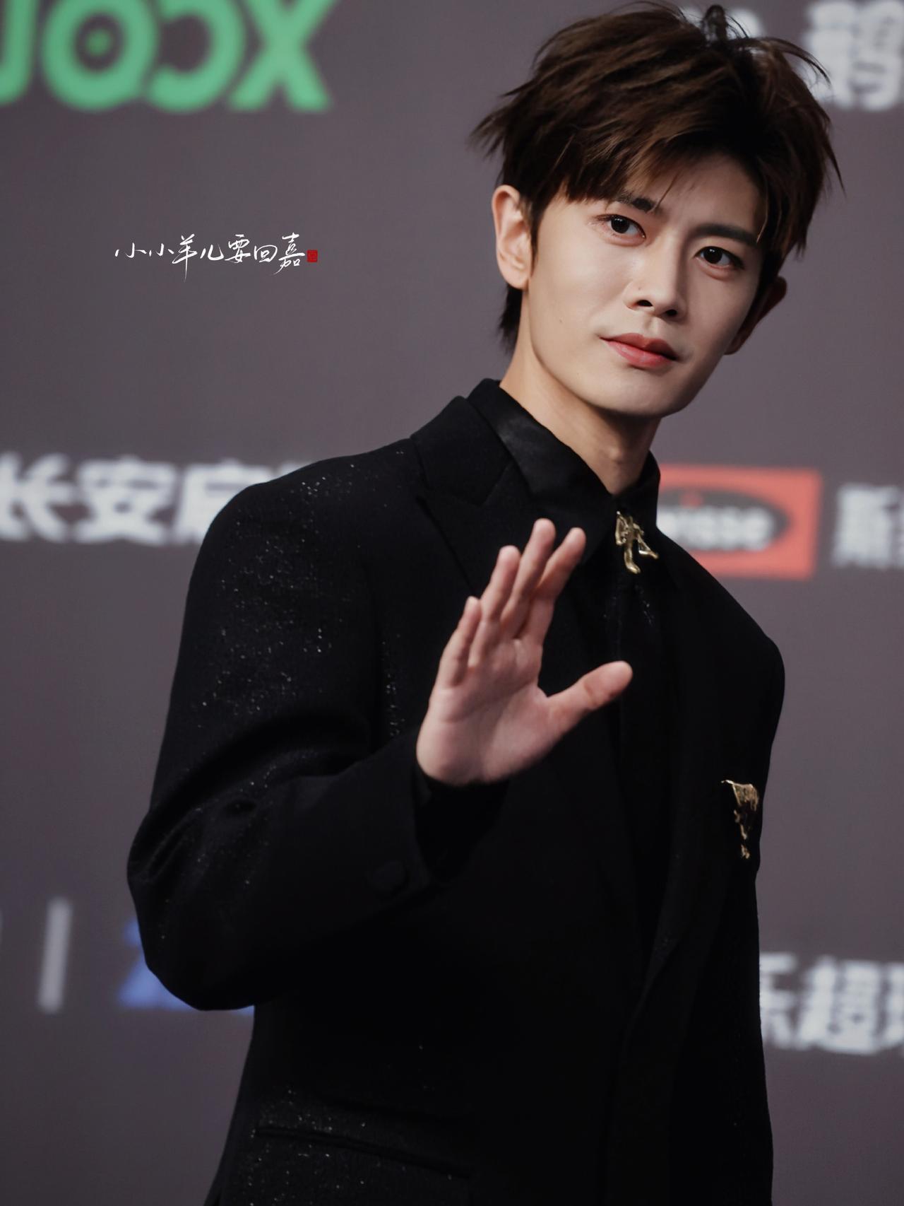 沉淀自有回响，努力终有归处。再来欣赏一组腾讯音乐娱乐盛典上领奖的任嘉伦，帅帅的