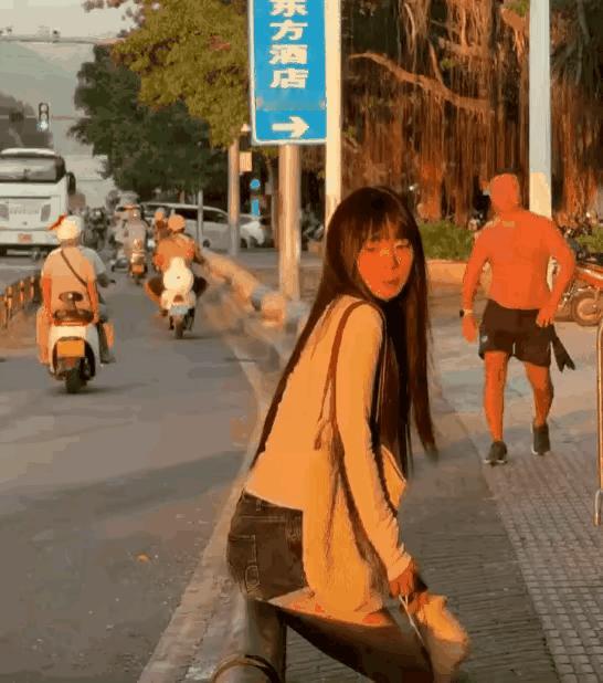 美女被抢镜头了还不知道[思考]