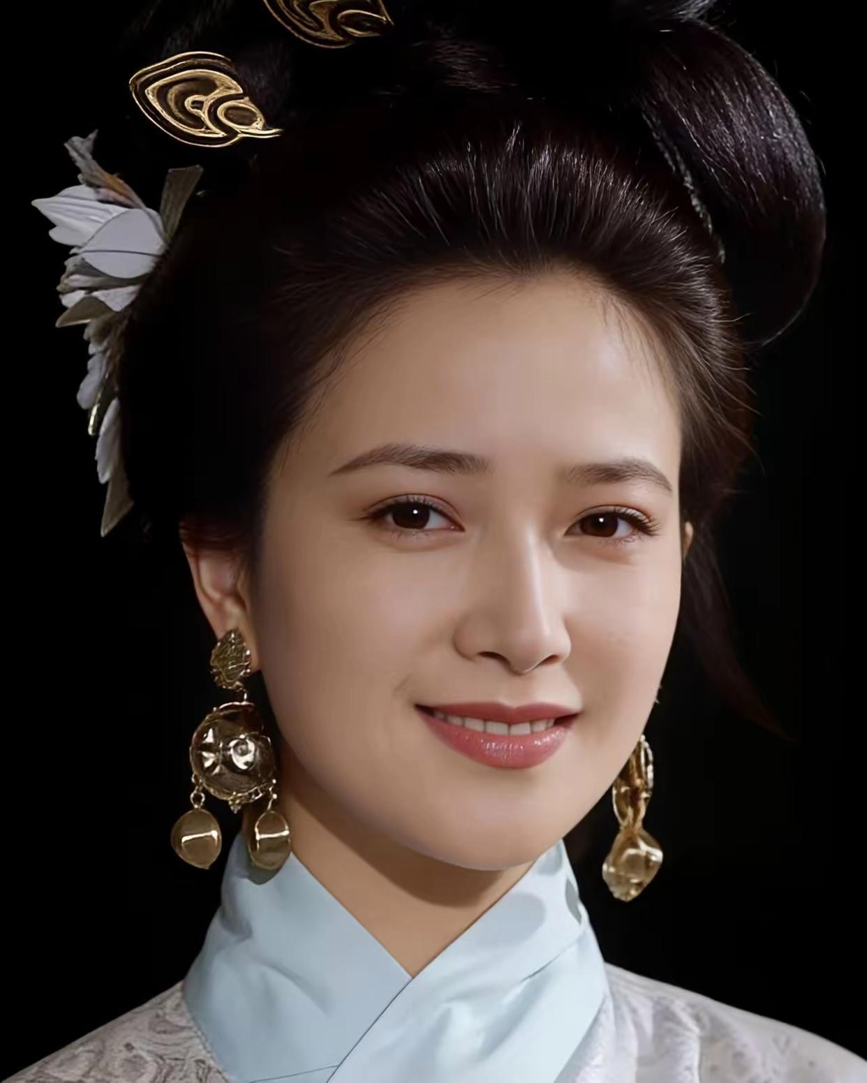 看了何晴饰演的小乔，才相信了公瑾的那句“我星夜赶回，一路上都在想念夫人”。有