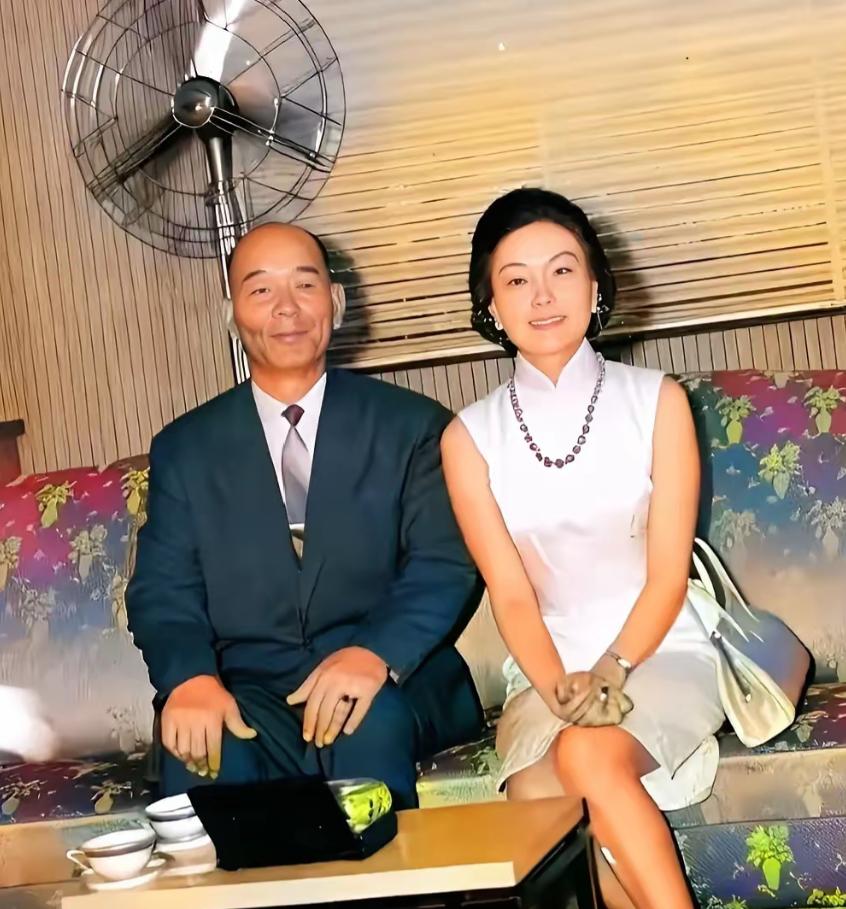 这是六十年代蒋军中最狡猾的将领胡琏与陈纳德的遗孀陈香梅坐在一起。胡琏长着一双三角