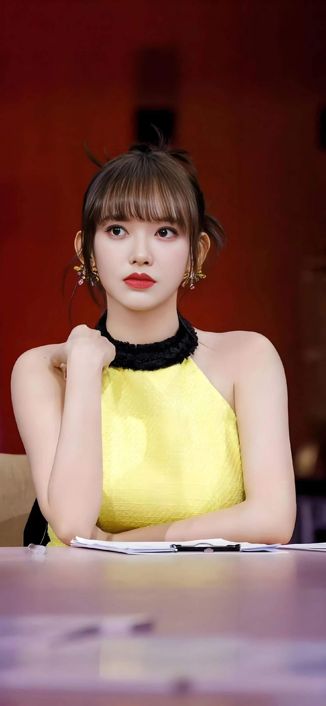 美女壁纸～程潇，蕾丝的精致、丝绒的温柔、印花的浪漫，在光影与花丛间，勾勒出独属于