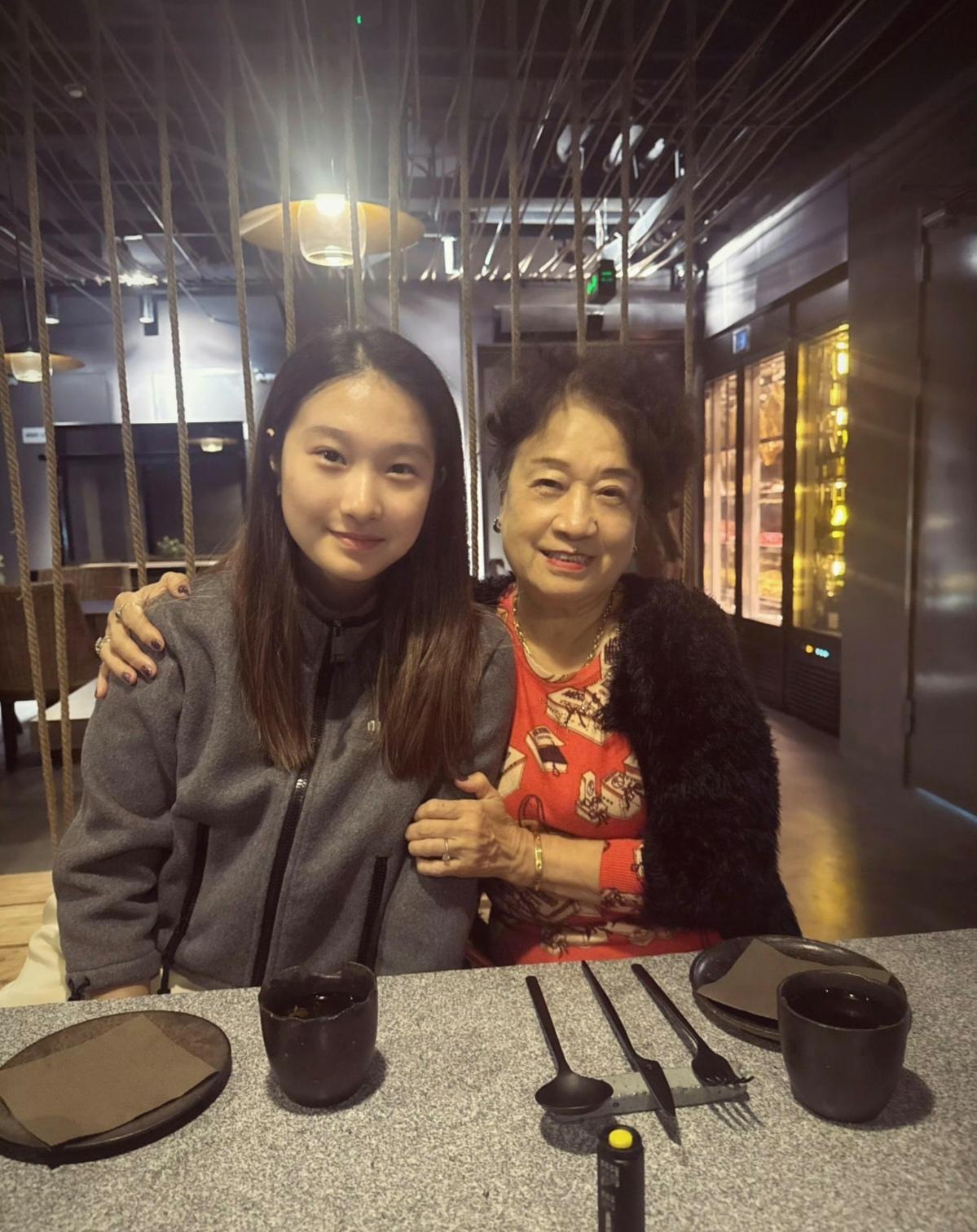 马伊琍大女儿晒祖孙合照,姥姥与马伊琍颜值如复制粘贴10月24日,马伊琍17