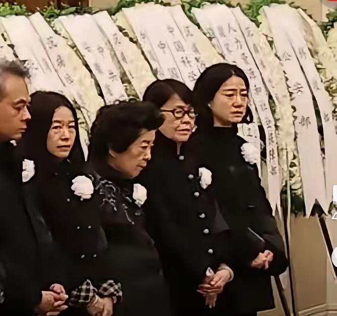 杨老送走了，这个家也就散了杨老的子女来送他最后一程，参加送别仪式的