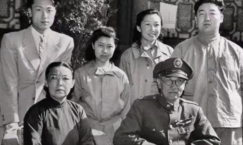 1914年，31岁的军阀阎锡山在岳父的牵线下，无奈娶了14岁的徐兰森。大婚当晚，